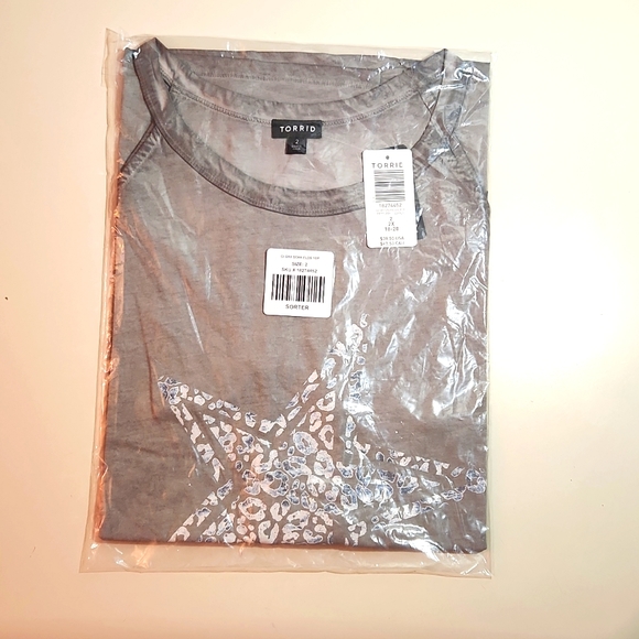 ❤️NWT VINTAGE TORRID TEE - STAR PRINT - COTTON - COLD SHOULDER TOP - PLUS SIZE - Picture 4 of 9
